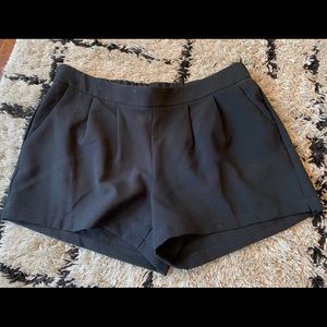Mossimo size M pleated black shorts
